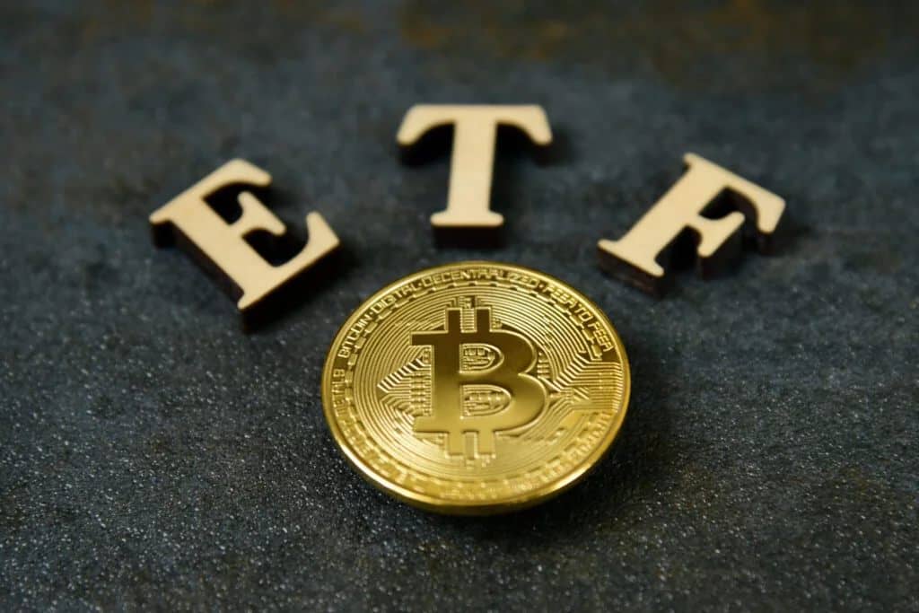 비트코인 ETF 승인 거절, 장중 5%하락, 승인 거절로 관련 코인 하락