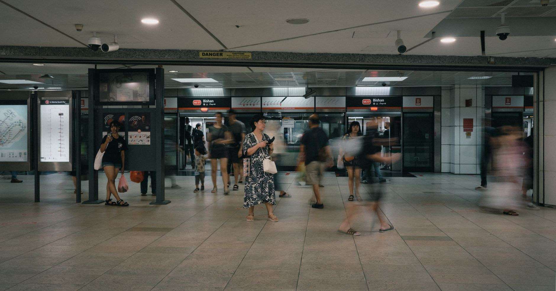 싱가포르 지하철 MRT 내부