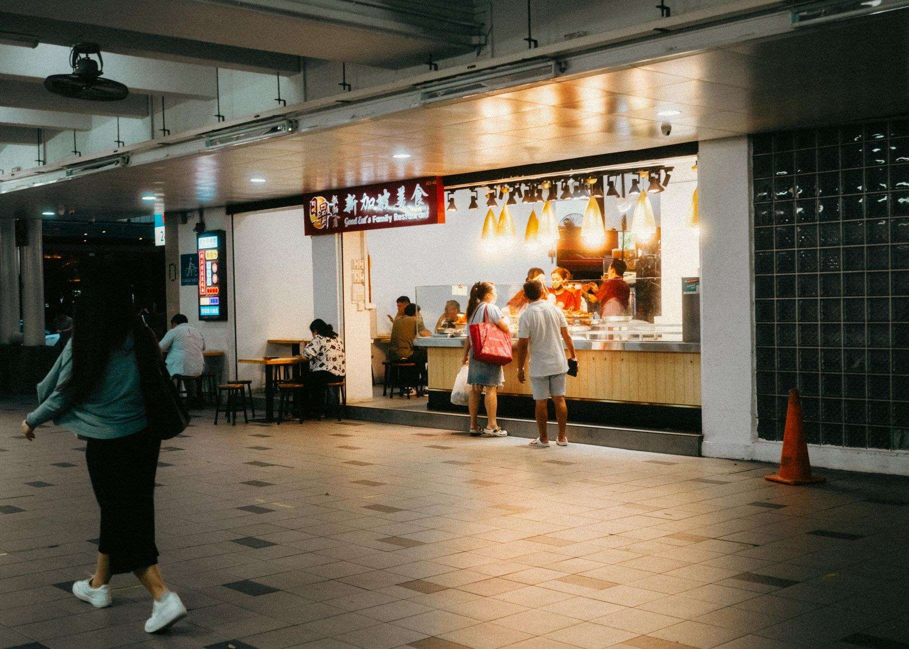 싱가포르 호커 센터에서 맛볼 수 있는 치킨 라이스와 사테 등 현지 음식들의 모습입니다.