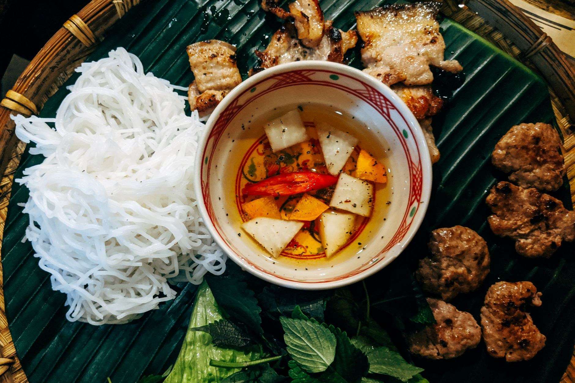 숯불 향이 가득한 돼지고기와 신선한 채소가 어우러진 맛있는 분짜 한 상입니다.