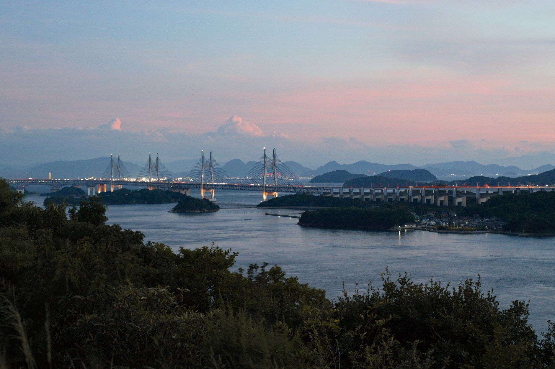 츠루가타 산 공원에서 바라본 구라시키의 평화로운 해질녘 풍경입니다.