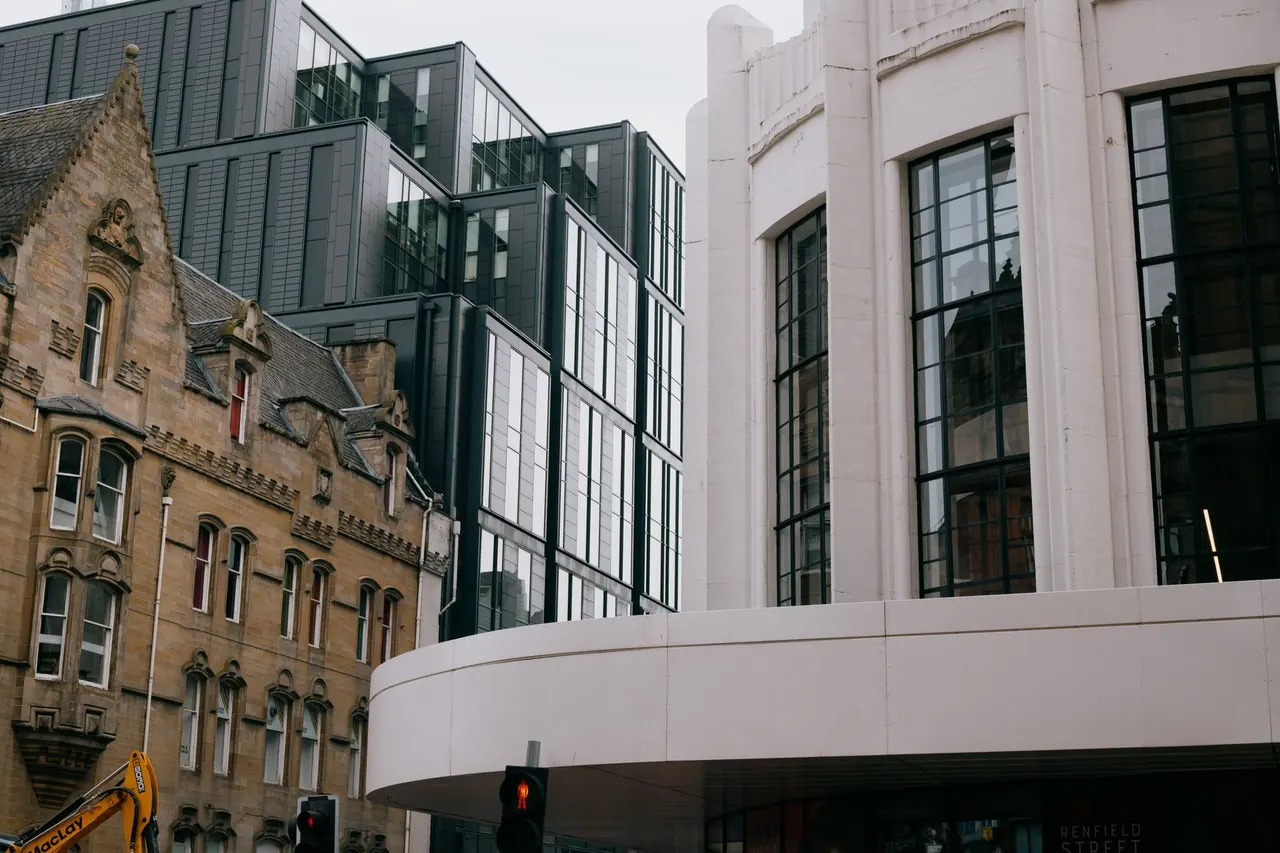 글래스고 애쉬턴 레인의 밤거리로, 반짝이는 전구 아래 낭만적인 분위기를 보여줍니다.