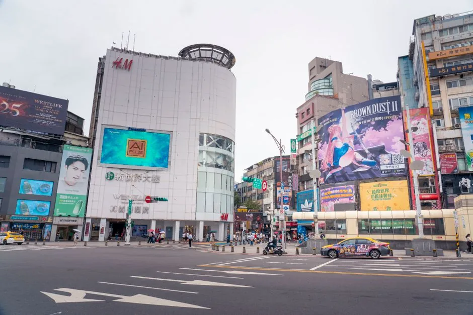 쇼핑과 먹거리로 혼자 여행객에게 최적화된 시먼딩 거리의 활기찬 모습입니다.