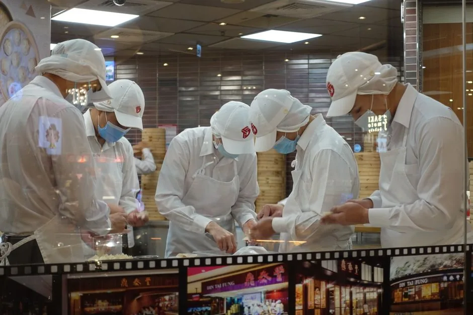 타이베이 유명 맛집인 딘타이펑의 대기 인파와 식당 내부 분위기입니다.