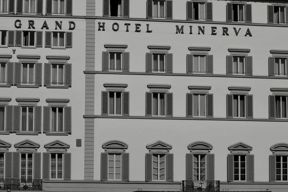 두오모와 가까운 Grand Hotel Minerva의 루프탑 풀바 전경입니다.