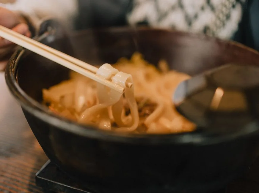 다카마쓰 여행의 핵심인 정통 사누키 우동은 현지 맛집에서 꼭 경험해야 할 음식입니다.