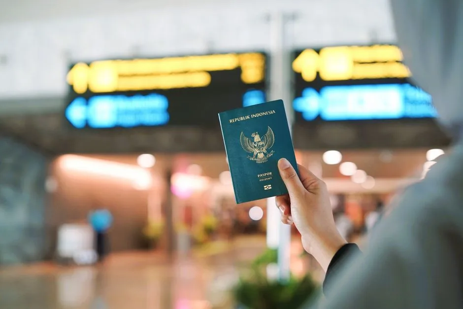 입국 심사를 마치고 시내로 나가는 공항 입국장의 활기찬 분위기입니다.