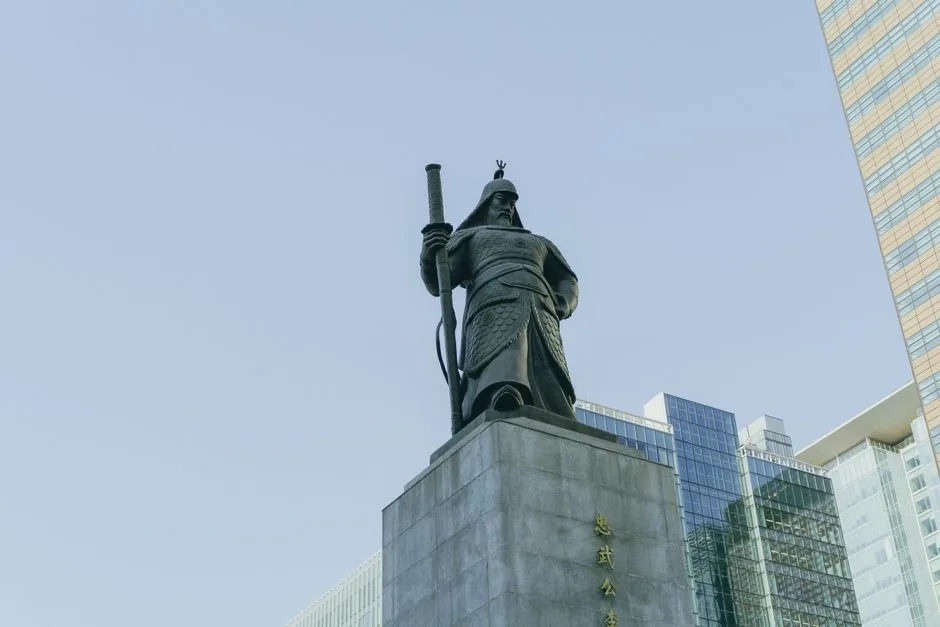 아이들과 함께 역사 공부를 하며 산책하기 좋은 여수 이순신광장 전경입니다.