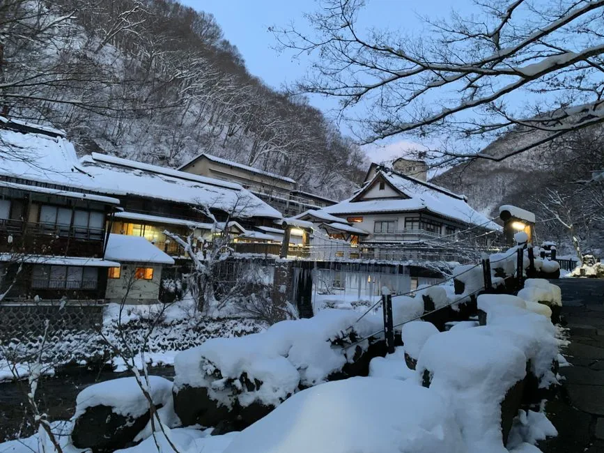 다카야마의 상징인 붉은 나카바시 다리 전경입니다.