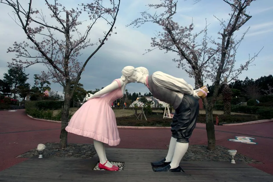 다양한 예술 작품과 사진 명소가 가득한 여수 예술랜드의 조각 공원입니다.