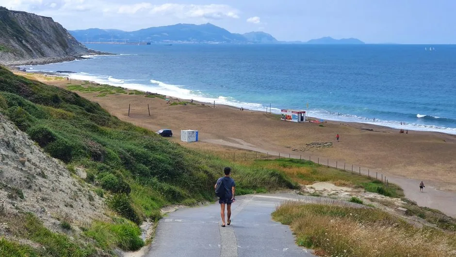 조용하고 프라이빗한 분위기를 즐길 수 있는 포르닐로 해변 산책로입니다.