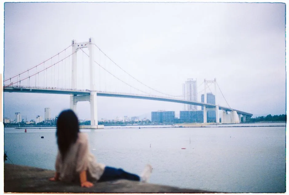 다낭 한강 다리 주변은 주말 저녁이면 화려한 야경을 감상할 수 있는 핫플레이스입니다.