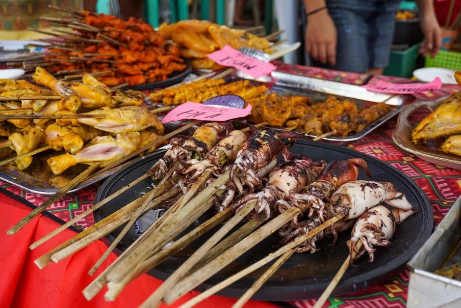 필리피노 마켓에서 맛볼 수 있는 신선한 해산물 구이입니다.