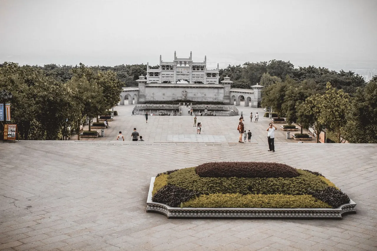 포산 시차오산 정상에서 바라본 푸른 자연과 거대한 관음상 주변의 평화로운 풍경입니다.
