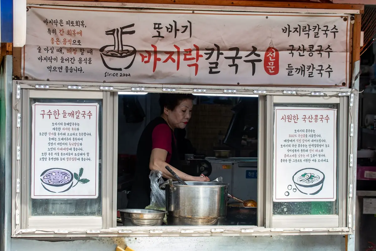 혼자서도 푸짐하게 즐길 수 있는 대부도 명물 바지락 칼국수입니다.