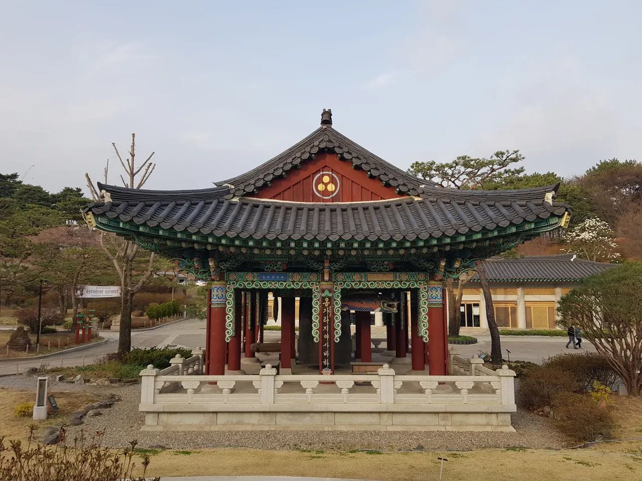 수원 제1야외음악당의 푸른 잔디밭은 로컬들의 평화로운 오후 피크닉 장소로 유명합니다.