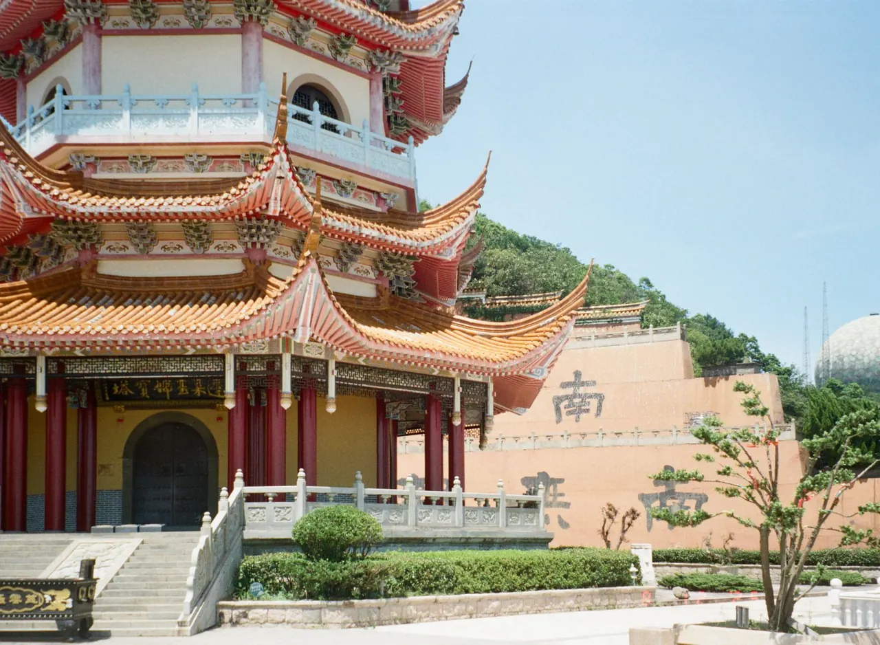 남보타사의 고즈넉한 사찰 건물과 뒤편으로 보이는 오로봉 산의 조화로운 풍경입니다.