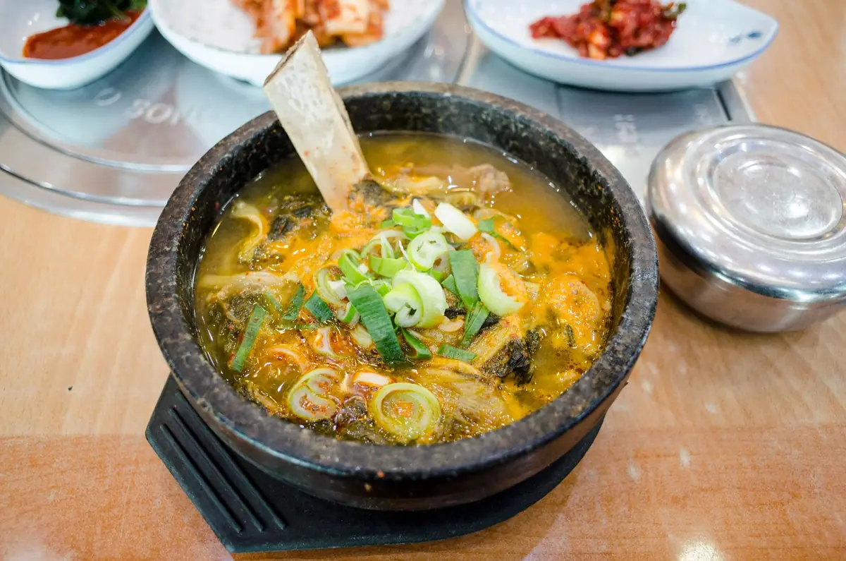 안성에서 즐길 수 있는 따끈하고 푸짐한 로컬 국밥 요리입니다.