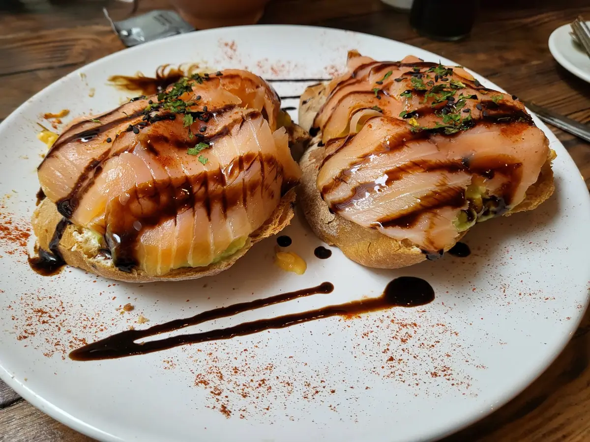 로컬 식당에서 맛볼 수 있는 신선한 포르투갈식 해산물 요리입니다.