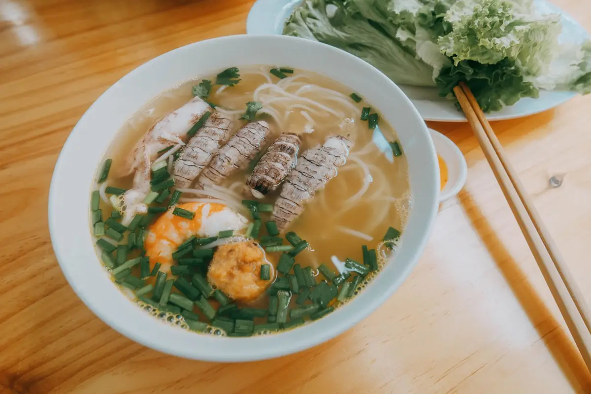 퀴논 여행 중 꼭 맛봐야 할 현지식 생선 어묵 국수입니다.